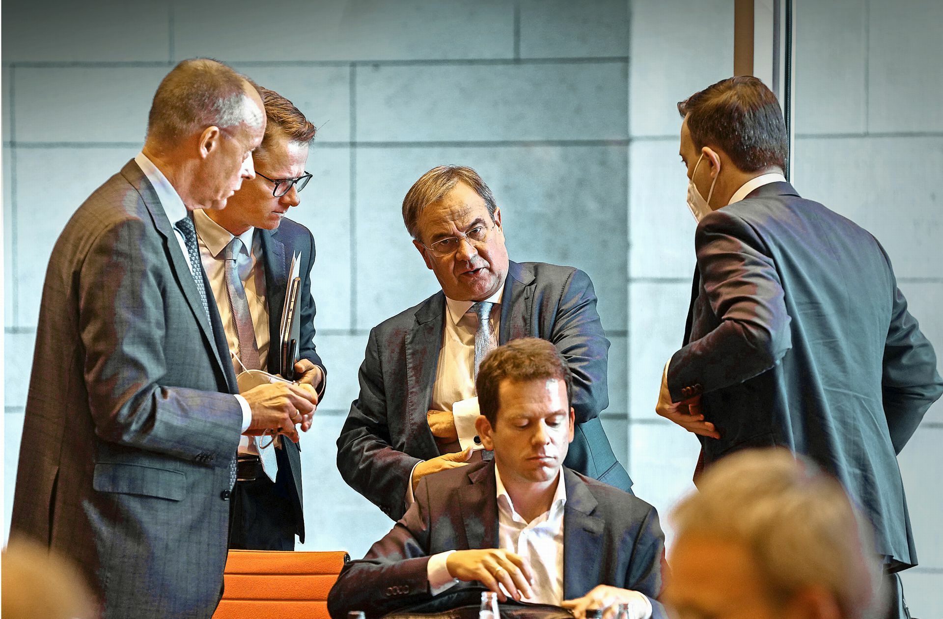 Hat er Nerven aus Stahl? Armin Laschet (Mitte), vor der Fraktionssitzung mit Friedrich Merz, Carsten Linnemann und Paul Ziemiak (v.l., stehend)
 Foto: dpa/Kay Nietfeld