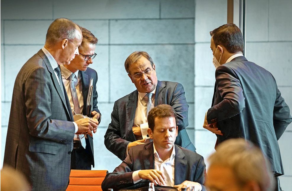 Hat er Nerven aus Stahl? Armin Laschet (Mitte), vor der Fraktionssitzung mit Friedrich Merz, Carsten Linnemann und Paul Ziemiak (v.l., stehend)
Foto: dpa/Kay Nietfeld