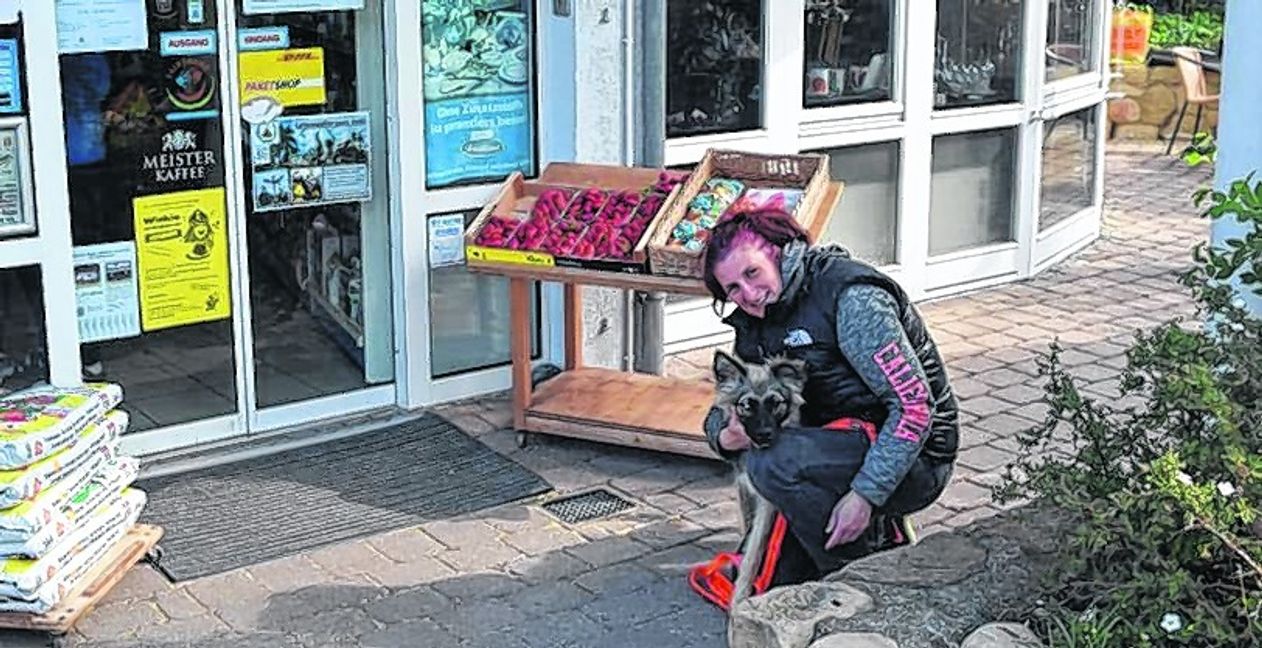 Elke Nannt kauft gerne mit ihrem Hund „Spock“ im Weltladen und bei Lebensmittel-Bäckerei Jauss ein.