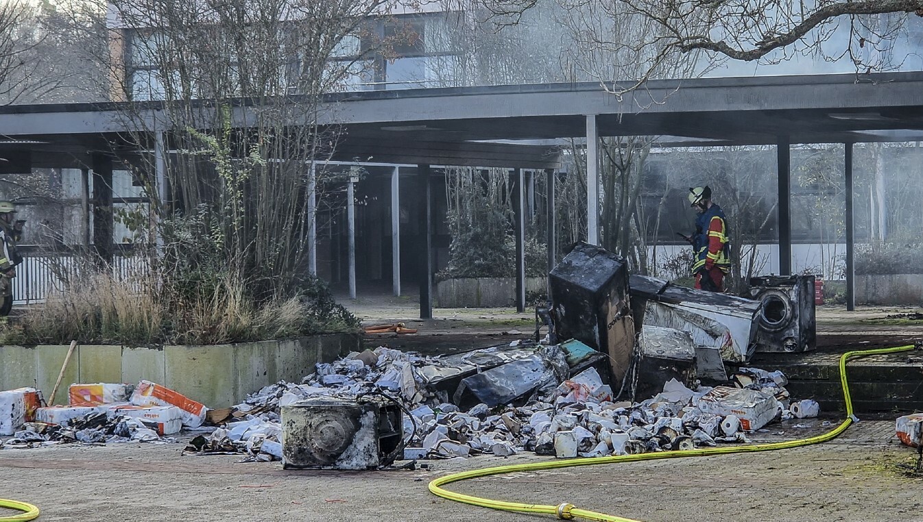 Der Brandherd befand sich in einem Abstellraum in dem unter anderem auch elektrische Geräte gelagert waren. Bild: SDMG/Dettenmeyer