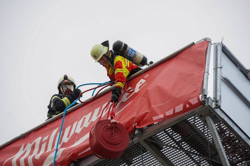 20 Kilogramm Schlauch hochziehen: Marcel Marek (rechts) ist recht flott.