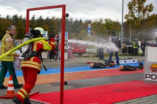 Die Firefighter-Challenge in der Panzerkaserne: Die Feuerwehrleute müssen feuerwehrspezifische Aufgaben absolvieren. Bilder: Dettenmeyer