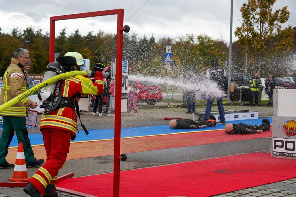 Die Firefighter-Challenge in der Panzerkaserne: Die Feuerwehrleute müssen feuerwehrspezifische Aufgaben absolvieren. Bilder: Dettenmeyer