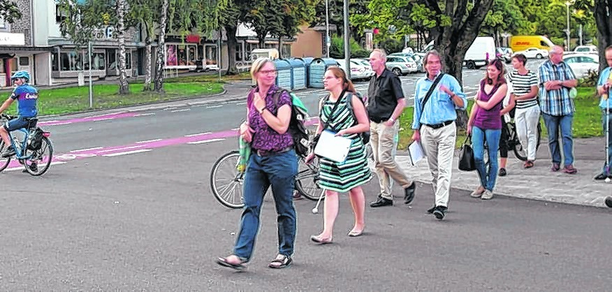 Merja Spott (links) kritisierte beim Fußverkehrscheck auch in der Böblinger Berliner Straße fehlende Querungshilfen für Fußgänger.  Bild: Staber