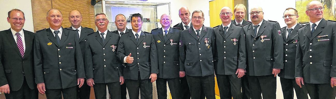 Gruppenbild bei der Jahreshauptversammlung der Freiwilligen Feuerwehr Sindelfingen (von links): OB Dr. Bernd Vöhringer, Wolfgang Haug, Sascha Luft, Ulrich Bauer, Klaus Finkbeiner, Oliver Klein, Swen Hoppe, Peter Hering, Roland Bausch, Roland Just, Rolf Michael Fink, Thomas Körner, Axel Wechsler und Kommandant Wolfgang Finkbeiner. Bild: Lück