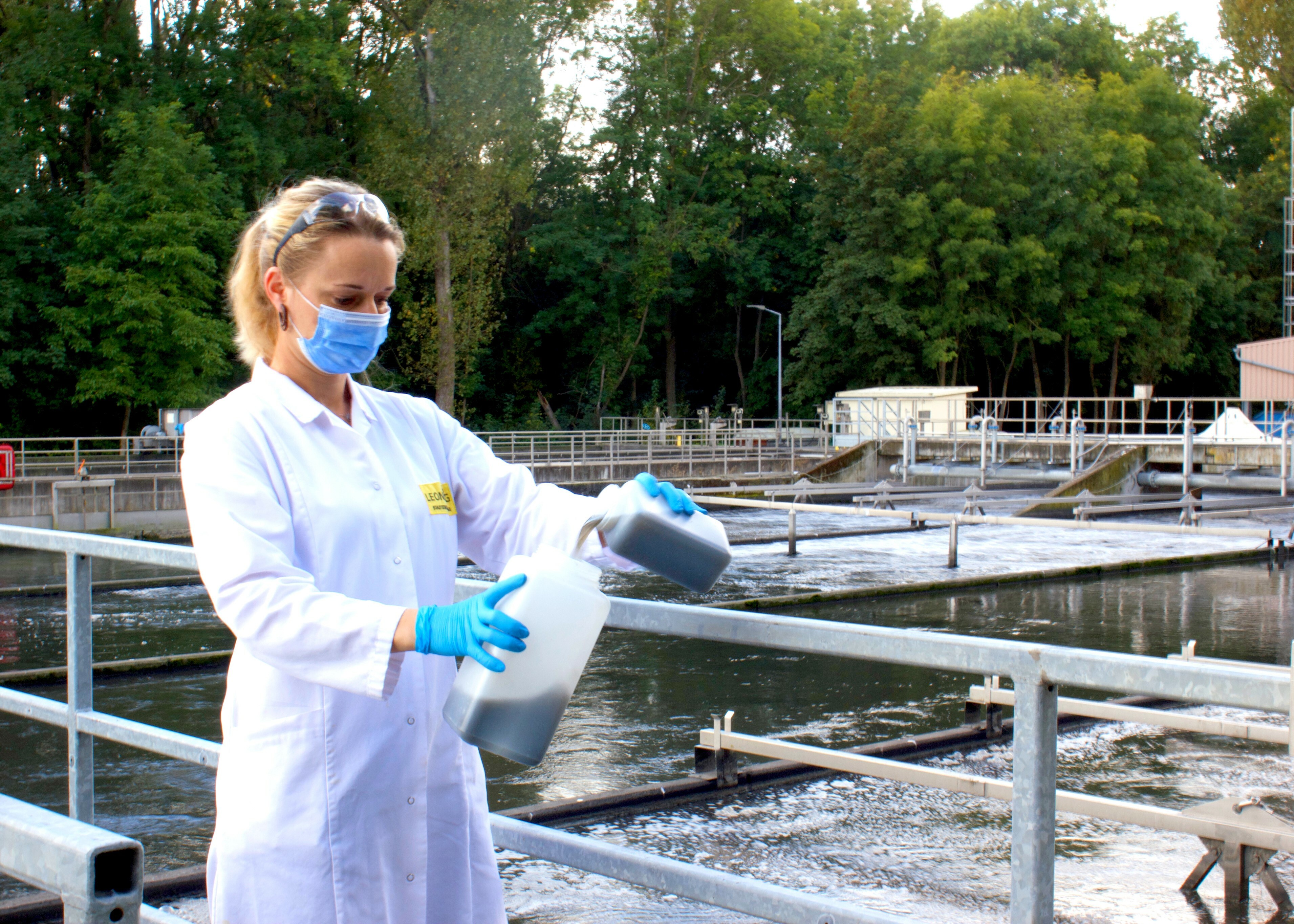 Die Laborantin des Leonberger Klärwerks, Lenka Hazlikova, entnimmt eine Wasserprobe.  Bild: Dominic Braun