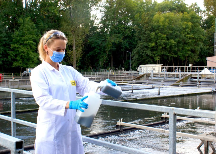 Die Laborantin des Leonberger Klärwerks, Lenka Hazlikova, entnimmt eine Wasserprobe.  Bild: Dominic Braun