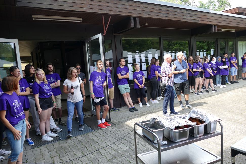 Herbert Protze am Mikrofon und Thomas Brenner daneben begrüßen die Gäste und danken den Ehrenamtlichen beim Sommerfest im AWO-Waldheim. Bild: Lück