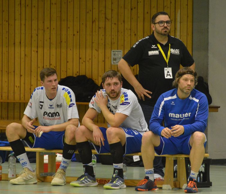 HSG-Trainer Marco Cece (stehend) freut sich, dass durch die Neuansetzung des Spiels gegen den TV Flein auch Dominic Horsch (links) wird mitwirken können. Bild: Zvizdiç