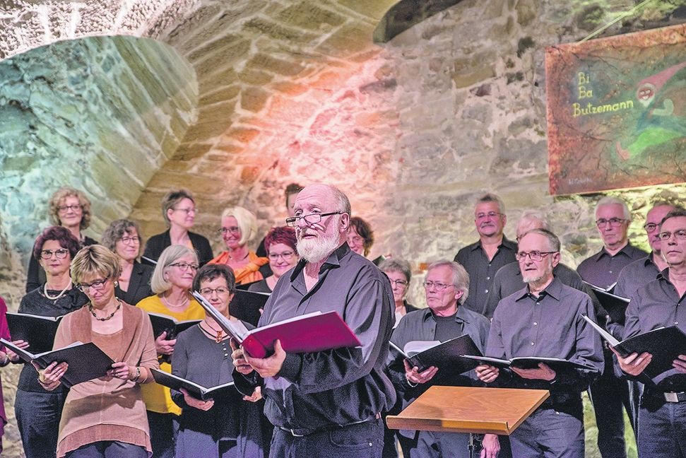 Mit einem Konzert im Deufringer Schloss wurde Achim Jäckel nach 28 Jahren als Chorleiter verabschiedet. Bild: Richter