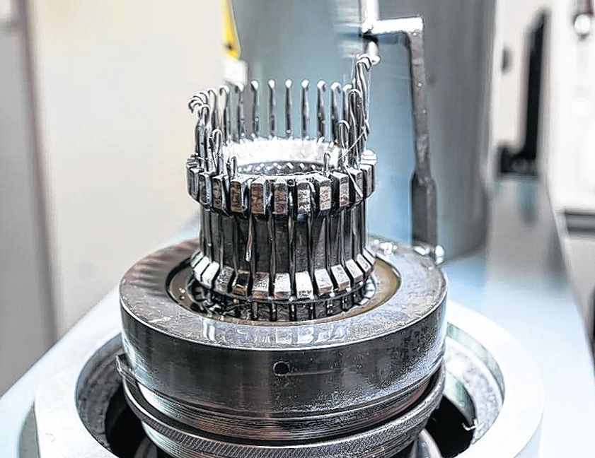 Rundstrickmaschine, in der das Drahtgewebe hergestellt wird. Bild: Fotoknobi/A