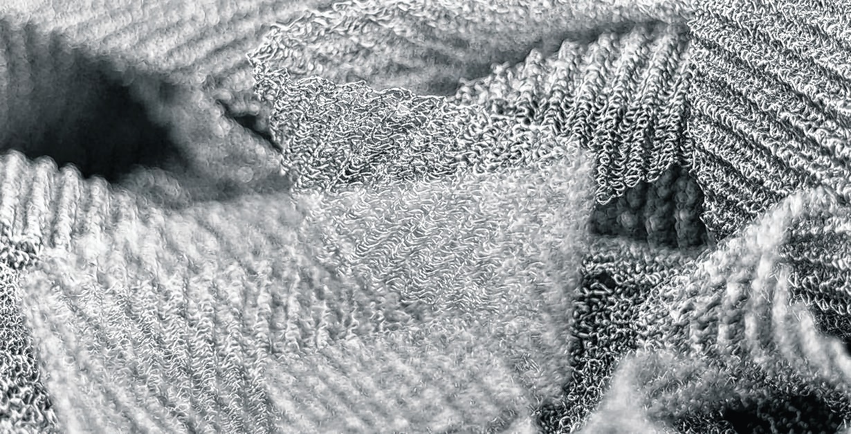 Das gestrickte Grundmaterial, das zu Metallkissen verarbeitet wird. Bild: z