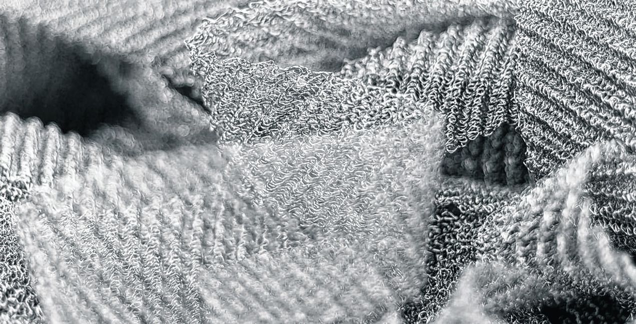 Das gestrickte Grundmaterial, das zu Metallkissen verarbeitet wird. Bild: z