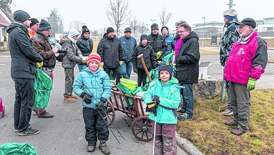 Sindelfinger Putzete, die Vierte: Mit dem Bollerwagen ging es in Maichingen zur guten Sache. Bild: Nüßle