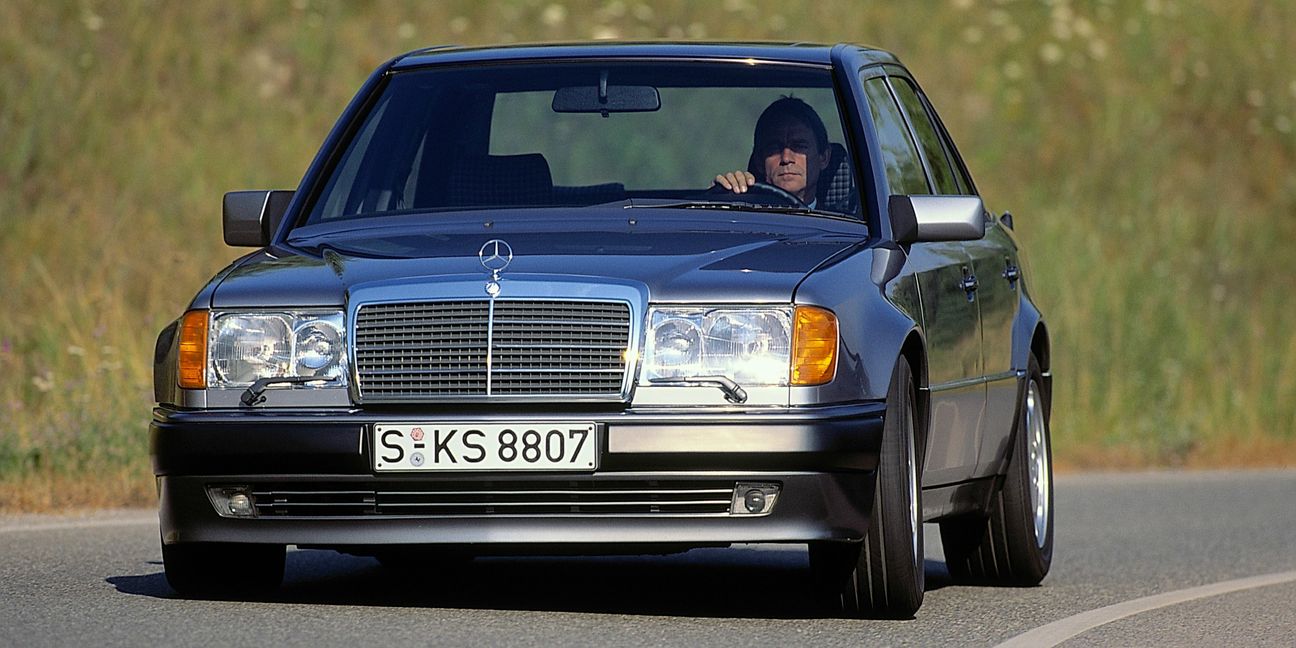 Mercedes-Benz 500 E (Baureihe 124). Das Fahrzeug wird im Oktober 1990 auf dem Autosalon Paris präsentiert und bis Juni 1993 produziert.
Mercedes-Benz 500 E (124 model series). The vehicle was introduced in October 1990 at the Paris Motor Show and produced until June 1993.