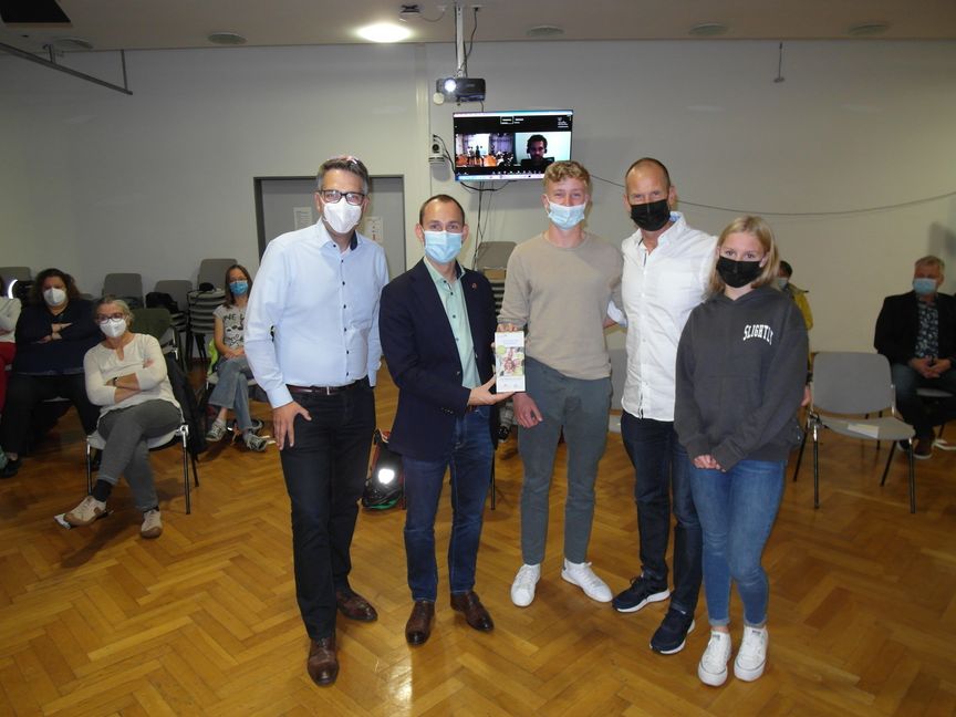 Oliver Tuschinski (Böblinger Klimaschutzbeauftragter), Oberbürgermeister Dr. Stefan Belz, Fin Wolschke, Dietmar Wolschke, Lin Wolschke (von links). Bild: Staber