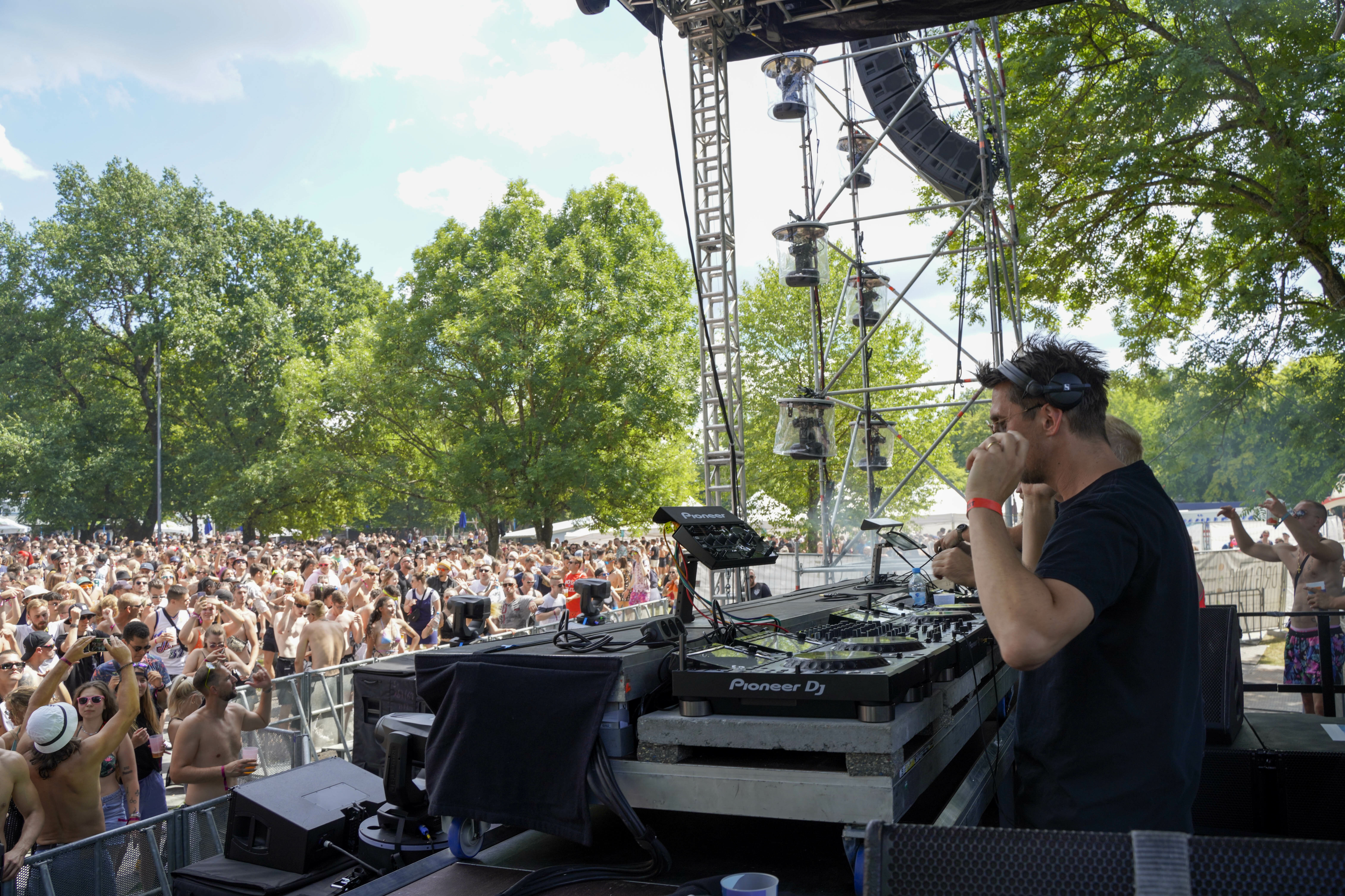15 000 Besucher, fröhliche Stimmung, kaum Beschwerden von Anwohnern und eine überschaubare Anzahl von Einsätzen für die Rettungskräfte des DRK: Auch bei der zweiten Auflage des Wet-Festivals nach 2019, bei dem von morgens 11 Uhr bis 22 Uhr ausgelassen vor drei Bühnen gefeiert wurde, verlief alles zumeist in geordneten Bahnen. Bild: Dettenmeyer
