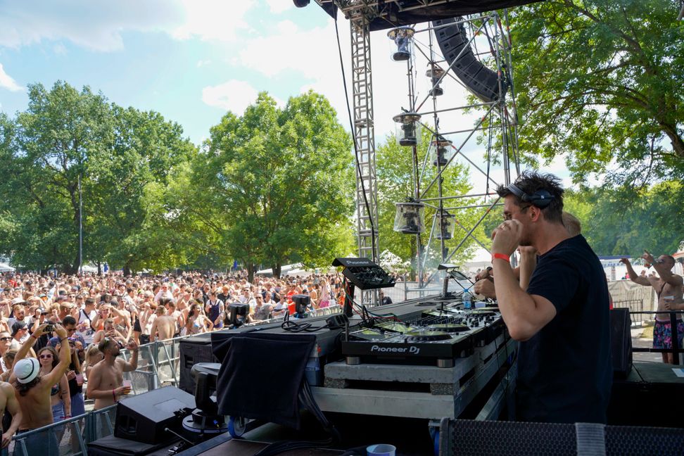 15 000 Besucher, fröhliche Stimmung, kaum Beschwerden von Anwohnern und eine überschaubare Anzahl von Einsätzen für die Rettungskräfte des DRK: Auch bei der zweiten Auflage des Wet-Festivals nach 2019, bei dem von morgens 11 Uhr bis 22 Uhr ausgelassen vor drei Bühnen gefeiert wurde, verlief alles zumeist in geordneten Bahnen. Bild: Dettenmeyer