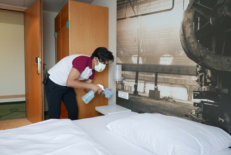 Wurde Sauberkeit in den Hotelzimmern schon immer groß geschrieben, so müssen die Service-Mitarbeiter wie Morteza Mozafari im Sindelfinger Erikson Hotel nun noch mehr zur Desinfektionsflasche greifen. Bild: Jung