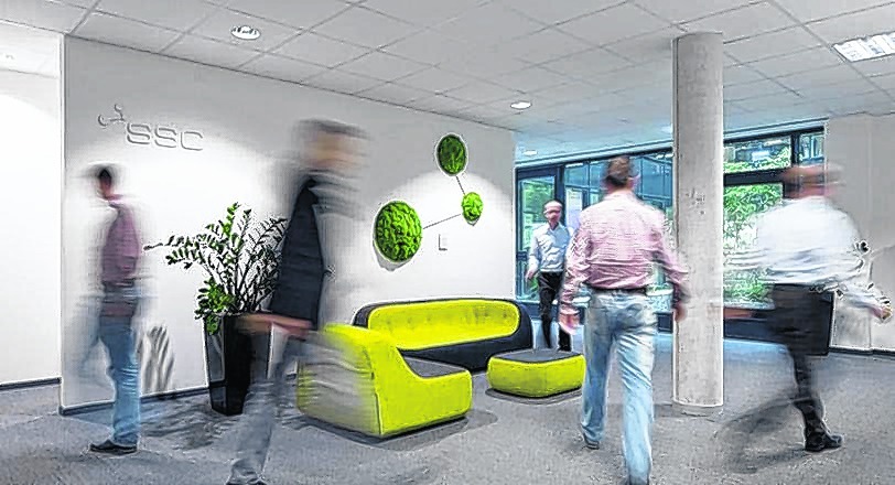 Geschäftiges Treiben im Empfangsbereich der SSC-Services GmbH.