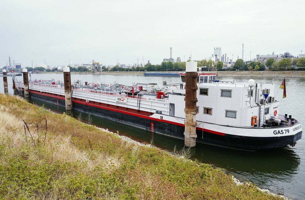 Ein Gas-Tankschiff ankert in Mannheim.