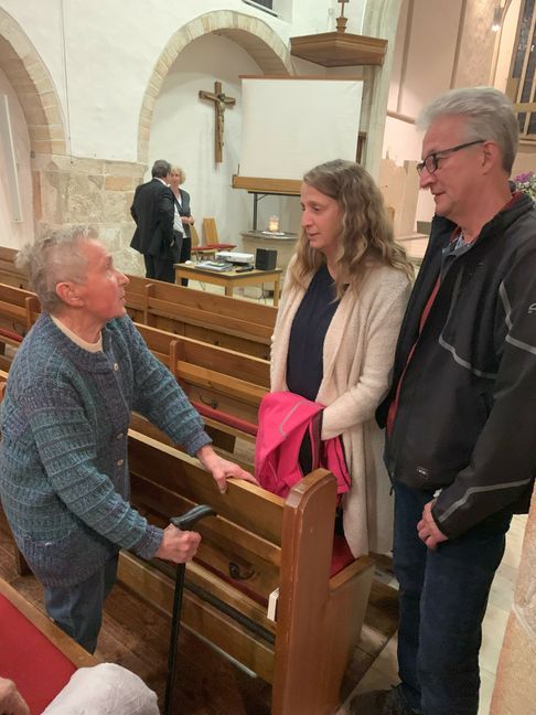 Hildegard Herrmann in der Nikomedeskirche im Gespräch mit Hildrizhausener Bürgern. Bild: Holzapfel
