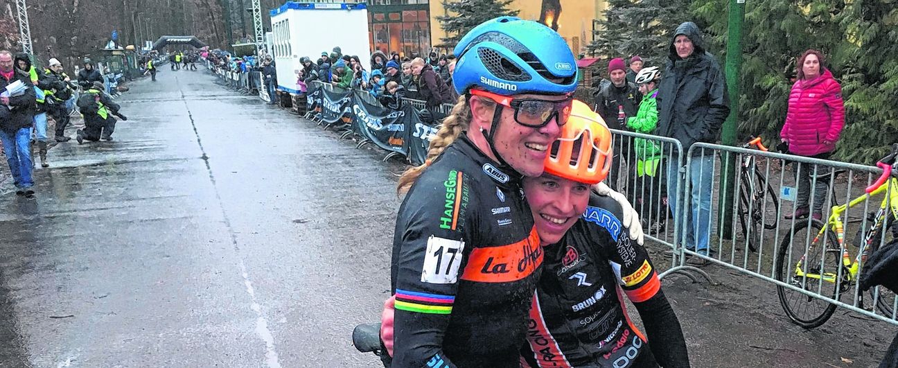 Ex-Radcross-Weltmeisterin Hanka Kupfernagel (links), die Zweite wurde, umarmt nach ihrem Comeback die Deutsche Meisterin Elisabeth Brandau. Bild: picture alliance/Christoph Sicars/dpa Bild