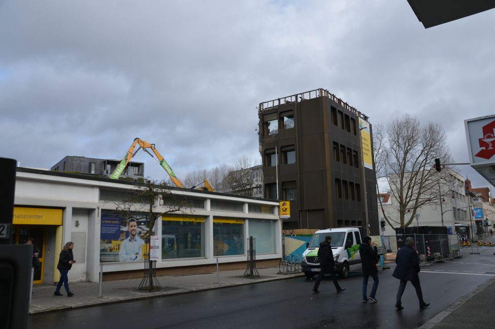 Hier soll unter anderem das neue Kultur- und Bürgerzentrum hin. Im Hintergrund die Ruine der alten Volksbank, links das Post-Gebäude. Bild: Bausch