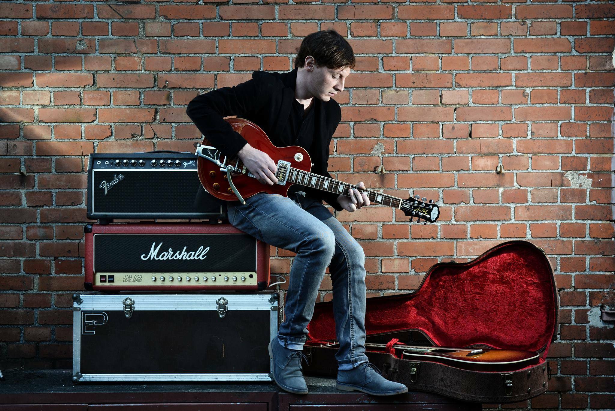 Roman Spilek und seine Gitarre. Bild: z