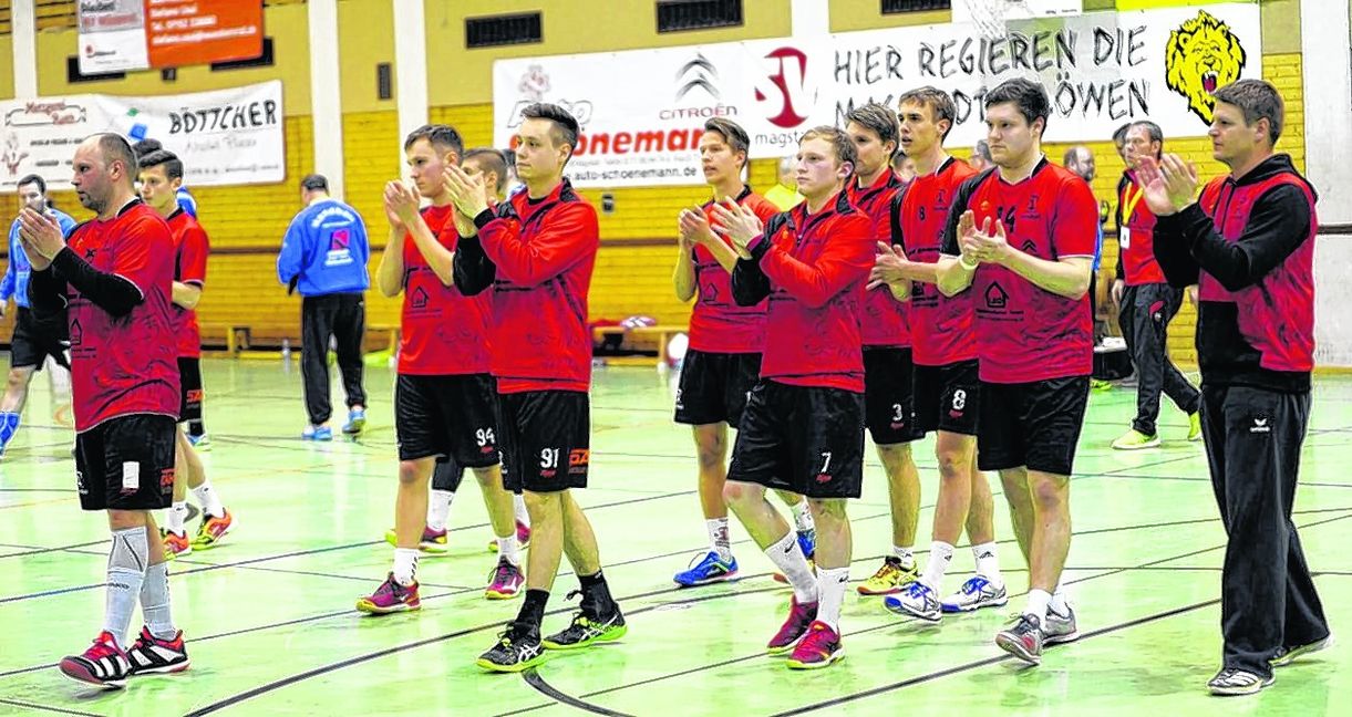 Die Spieler des SV Magstadt bedanken sich nach dem 36:28-Erfolg gegen den TSV Schönaich bei den Zuschauern. Bild: Photo 5