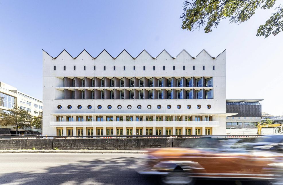 Nicht bloß eine Kiste:  der WLB-Neubau an der Konrad-Adenauer-Straße, rechts der Lesesaal des Altbaus