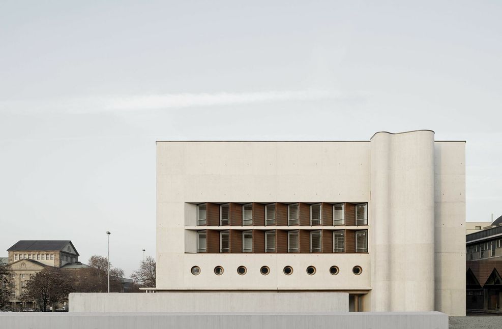 Klar und ornamental: Fassadenansicht des WLB-Neubaus. Der organisch geformte vertikale Luftschacht markiert weithin sichtbar den Haupteingang, der derzeit coronabedingt geschlossen ist. Stattdessen gelangt man  vom Straßenniveau ins Gebäude.