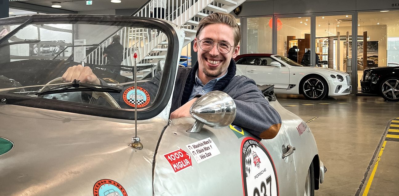 Eventmanager Julian Reichl sitzt beim Saisinstart am Steuer.            Bild: z