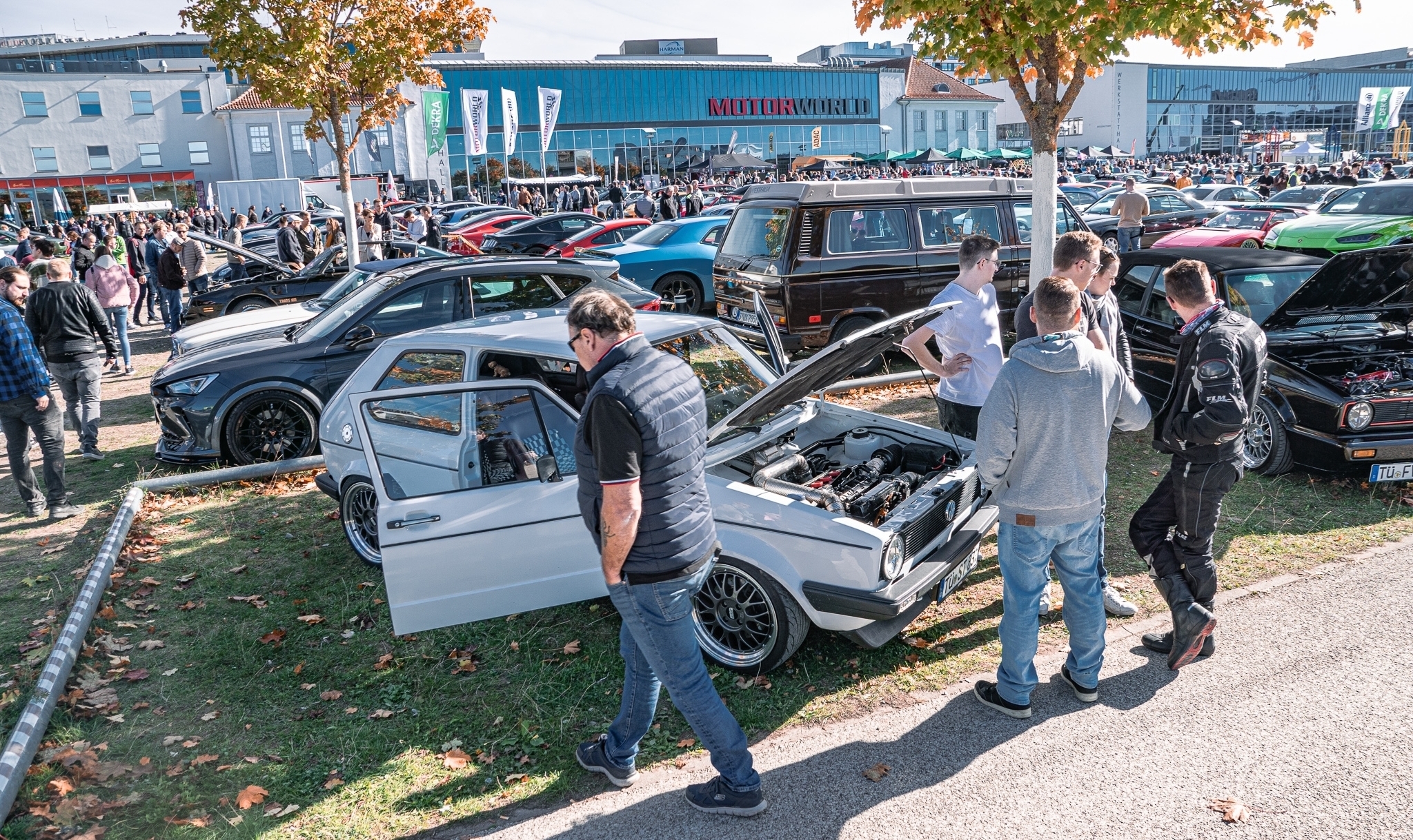 Schöne Autos, schnelle Autos, alte Autos, edle Autos, dazu ein Überschlagsimulator zum Ausprobieren, Expertentalks, Tipps für den Umbau oder rund ums Anmelden und jede Menge Liebe zum Detail gibt es am Sonntag auf dem Flugfeld.                         Bild: z
