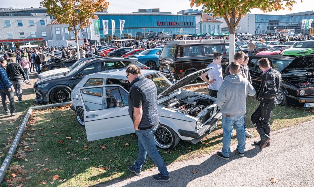 Schöne Autos, schnelle Autos, alte Autos, edle Autos, dazu ein Überschlagsimulator zum Ausprobieren, Expertentalks, Tipps für den Umbau oder rund ums Anmelden und jede Menge Liebe zum Detail gibt es am Sonntag auf dem Flugfeld.                         Bild: z