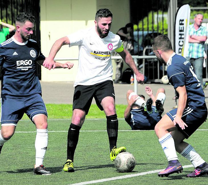 Die VfL-Akteure Ahmet Tütüncü (links) und Hüseyin Kuyumcu nehmen Gökhan Akyüz in die Zange – erfolglos. Der Fortunen-Torjäger erzielte beim 9:4-Sieg drei Tore. Bild: Photo 5