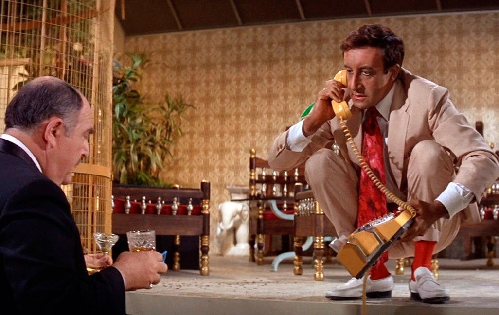 Peter Sellers (rechts) alias Hrundi V. Bakshi macht seinem Ruf als „Der Partyschreck“ alle Ehre. Und zwar gründlich.   Bild: z