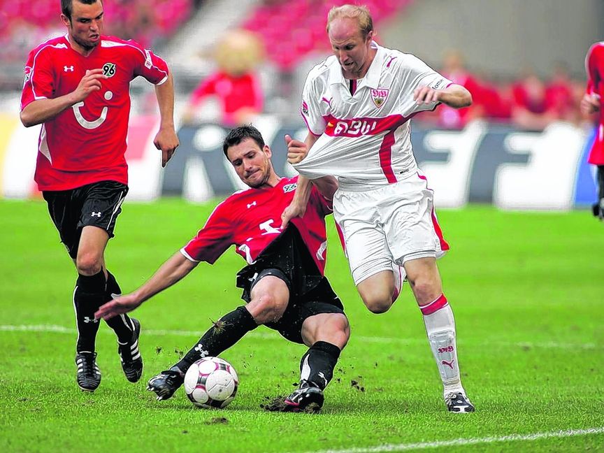Mario Eggimann in jungen Jahren im Trikot von Hannover 96. Im Bundesligaspiel beim VfB Stuttgart versucht er, seinen Landsmann Ludovic Magnin vom Ball zu trennen.  Bild: Baumann