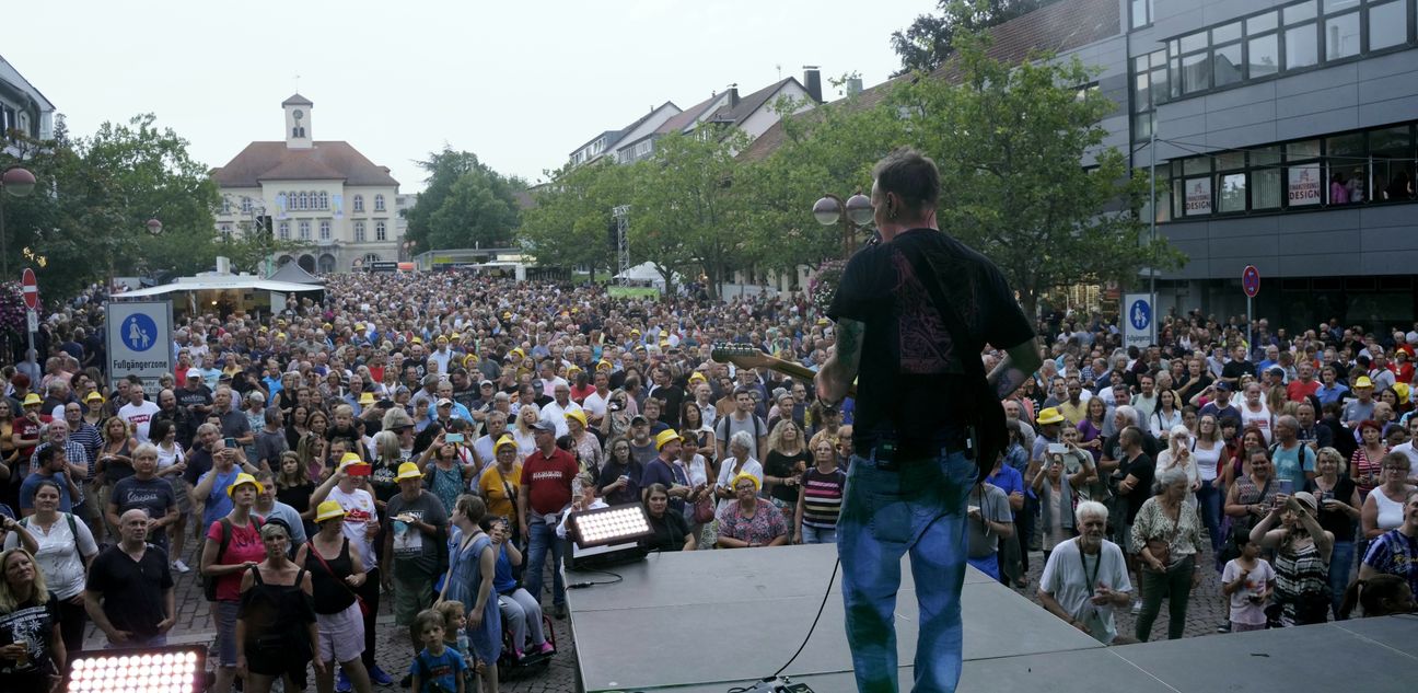 Voller Marktplatz bei allerbester Stimmung: Auch zum dritten Konzert von „Sindelfingen rockt“ in diesem Jahr mit „Brothers in Arms“, einer Tribute-Band der Dire Straits, kamen Tausende begeisterte Besuchern. Bild: Dettenmeyer