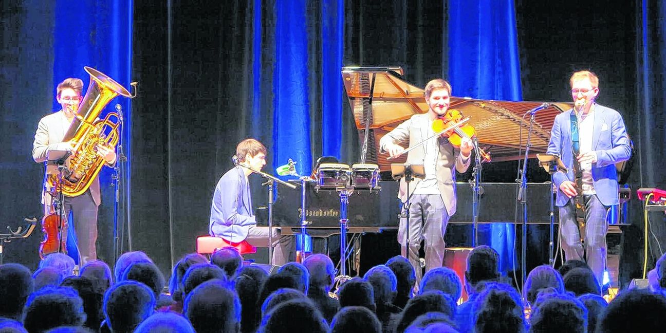 Die „Hanke Brothers“ Fabian, Jonathan, Lukas und David Hanke (von links) präsentierten ihre Debüt-CD „Elements“ im Sparkassen-Forum in Böblingen. Bild: Groß