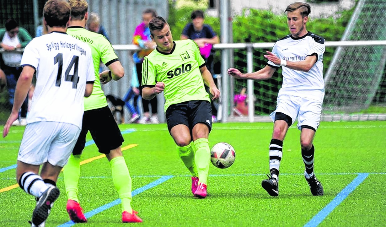 Auch dieses Duell endete unentschieden: Maichingens Marcel Proß (Mitte) im Zweikampf mit Marco Bernhardt. Bild: Photo 5