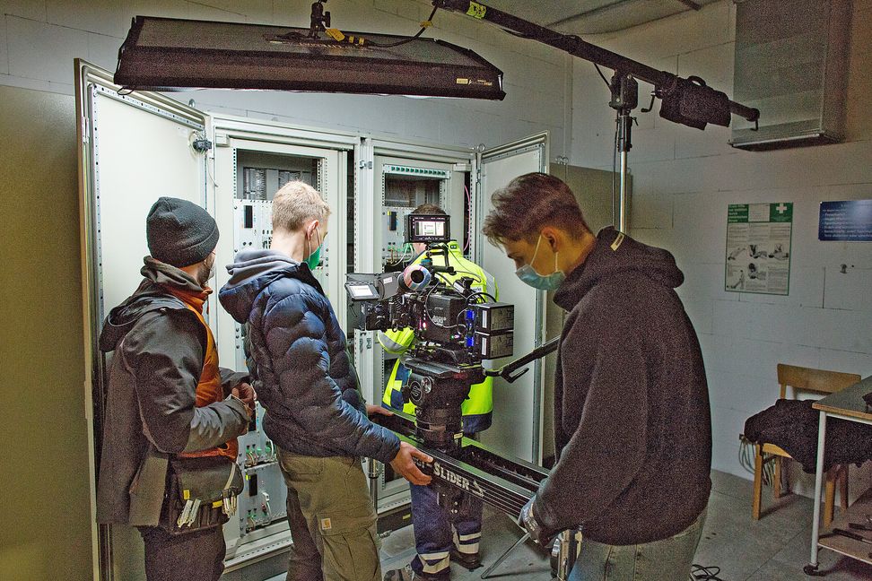 Die Mannschaft der jungen Produktionsfirma „Lost Frames Productions“ bei den Dreharbeiten zu den Weihnachtsepisoden der Stadtwerke. Bilder: Stadtwerke Sindelfingen GmbH