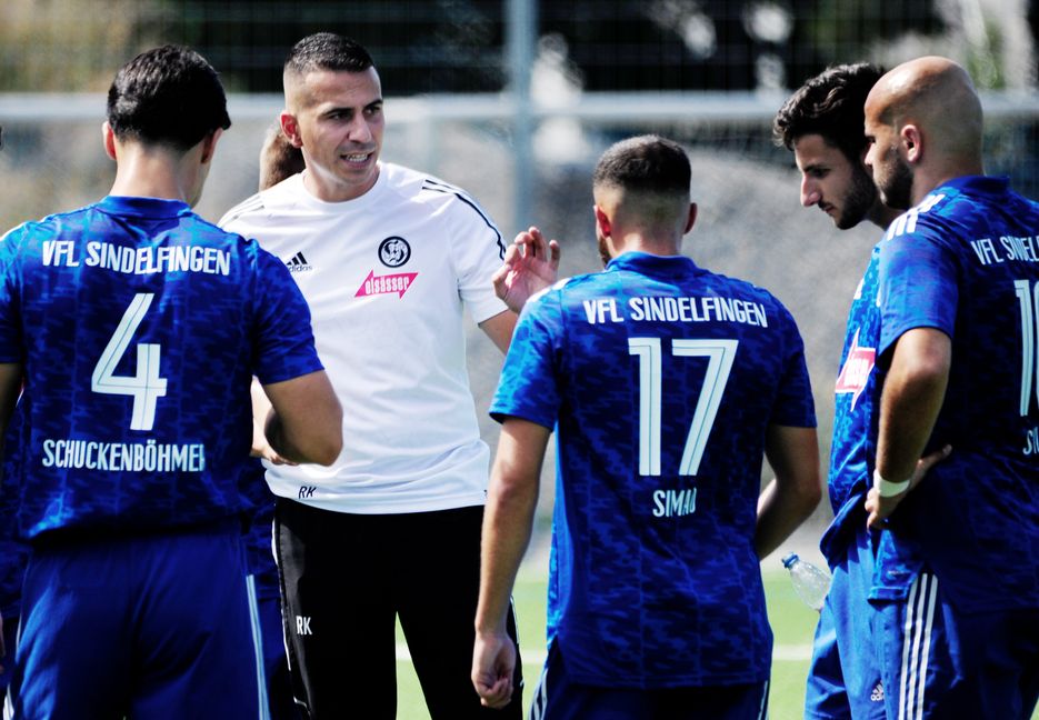 Dritte Niederlage im dritten Spiel:  Sindelfingens Trainer Roberto Klug mit seinen Spielern. Bild: photostampe