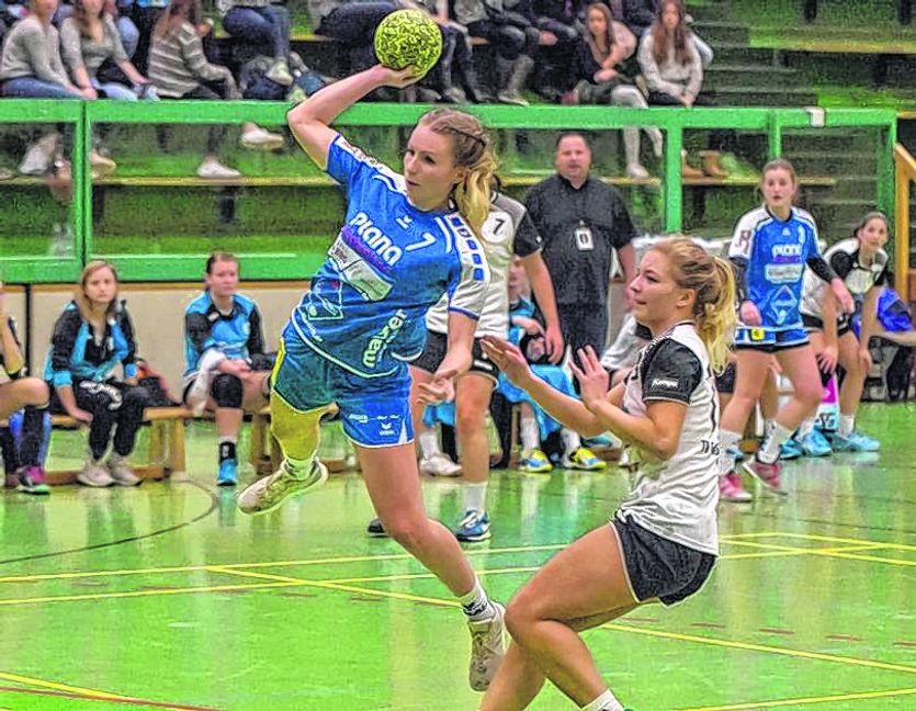 Denise Knoll (am Ball) steuerte drei Tore zum klaren Auswärtssieg für die HSG Böblingen/Sindelfingen bei. Bild: Zvizdiç/A