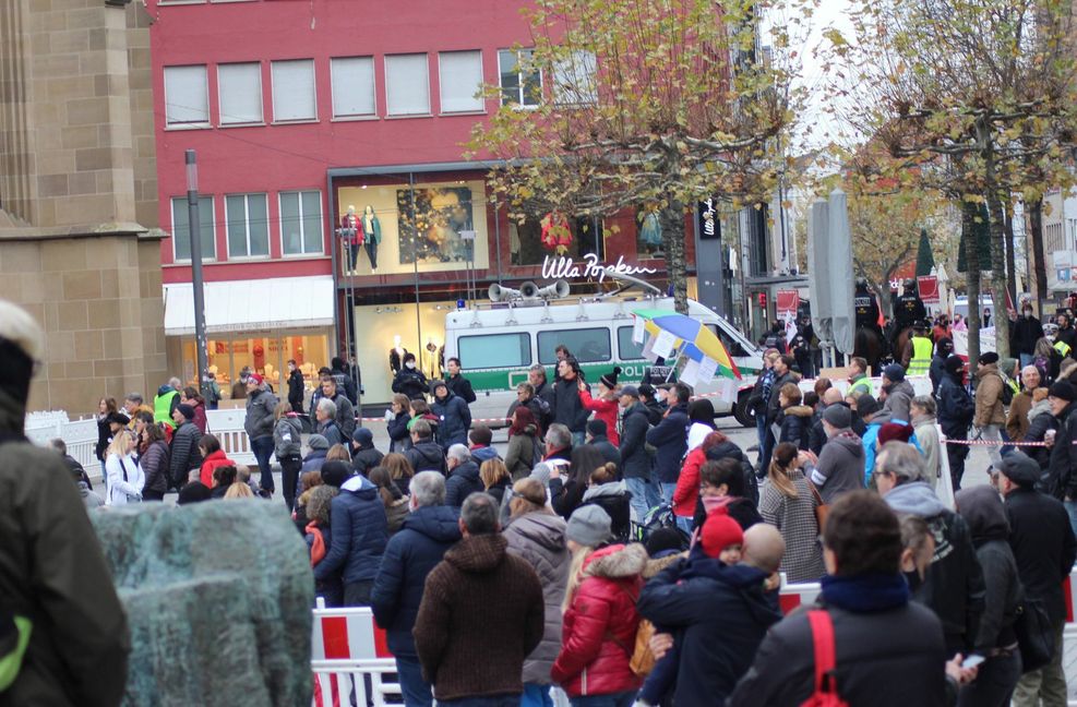 Rund 400 Querdenker versammelten sich  in der Heilbronner Innenstadt.