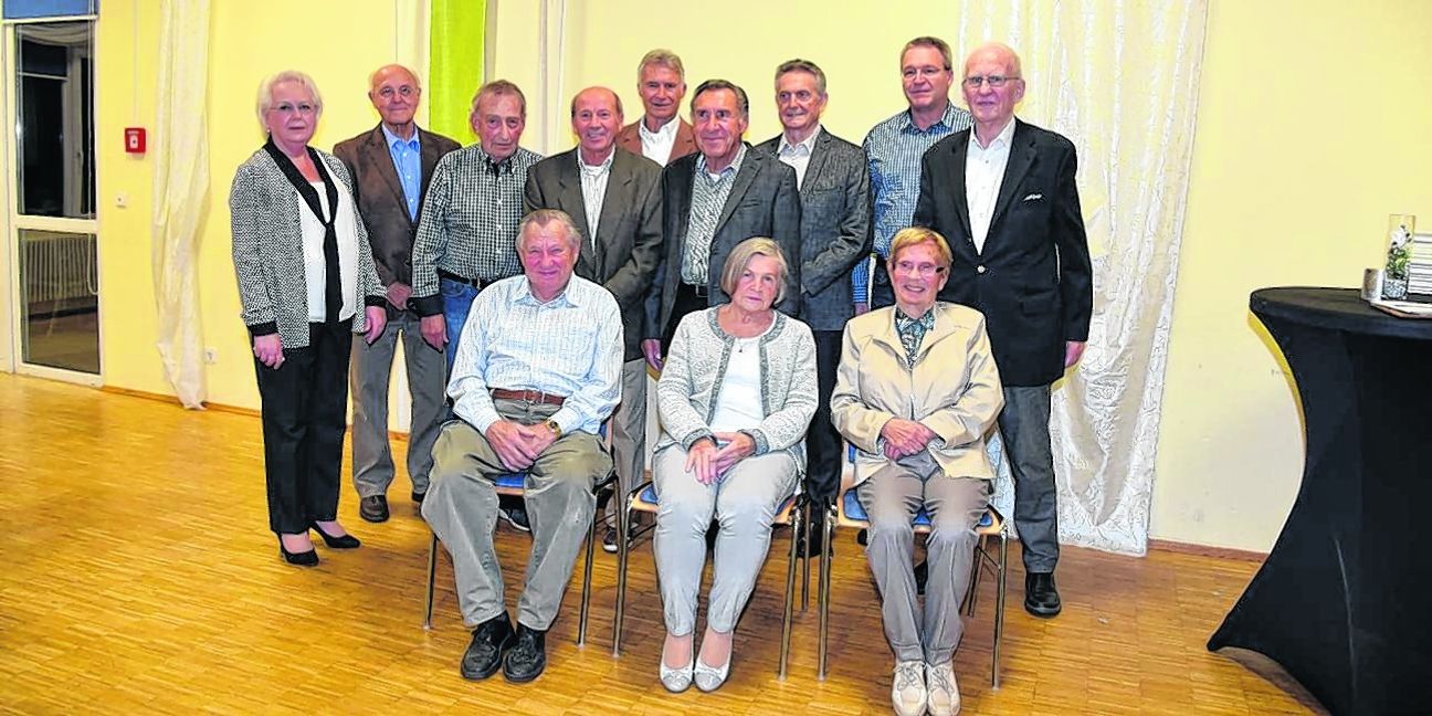 Vorstand Brigitte Müller ehrte Theo Müller, Martin Hirner, Hans Neuberger, Rudolf Andermann, Heinz Kemp, Hans Kurz, Wolfram Brandner und Fritz Piepenbring (von links), Lothar Weiß, Margarete Rebmann und Lore Stierle (vorn).  Bild: Nüßle