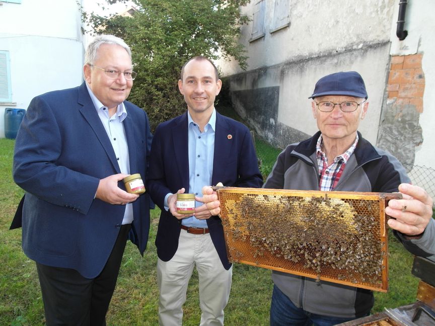 BBG-Geschäftsführer Rainer Ganske, Oberbürgermeister Dr. Stefan Belz und Gustav Pöppke (von links) mit dem Honig der fleißigen Bienenvölker. Bild: Staber