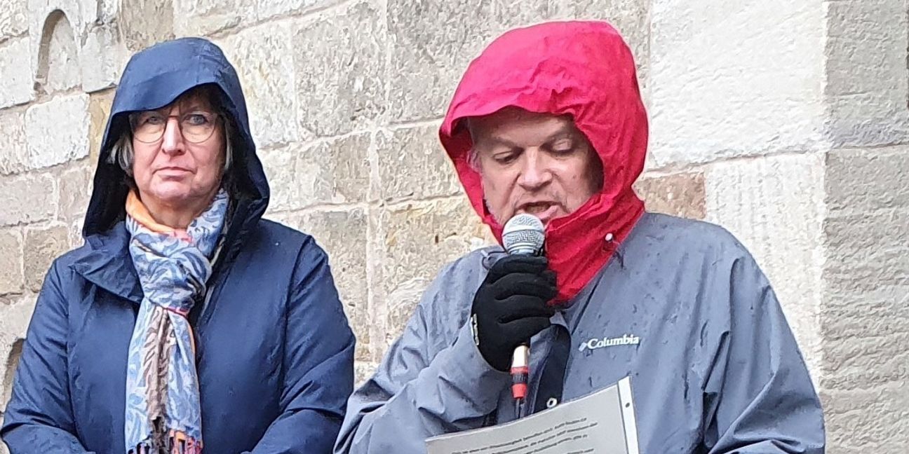 Andrea Frommherz und Andreas Arndt vom Sindelfinger Arbeitskreis Asyl sprechen vor der Martinskirche.Bild: Wegner