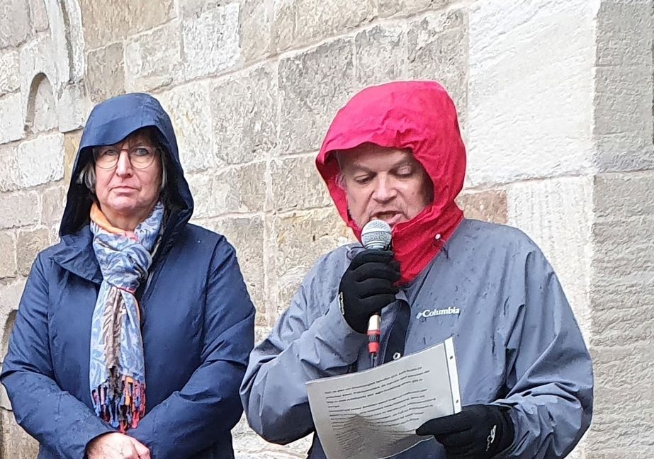 Andrea Frommherz und Andreas Arndt vom Sindelfinger Arbeitskreis Asyl sprechen vor der Martinskirche.Bild: Wegner