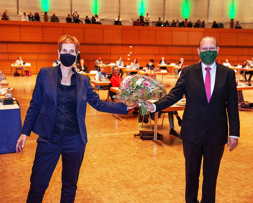Gratulation mit Mundschutz und Blumenstrauß: Die alte und neue Baubürgermeisterin Dr. Corinna Clemens mit Oberbürgermeister Dr. Bernd Vöhringer. Bild: z